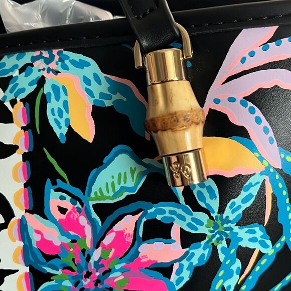 NWT: Lilly Pulitzer Meena Tote Onyx Paradise Glow Engineered Tote$178 - Picture 10 of 14